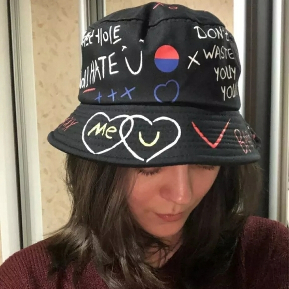 Accessories - Graffiti Print Bucket Hat Black White